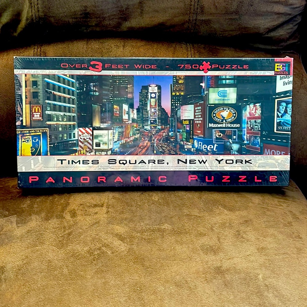 Brand New NWOT Times Square, New York. 750 Pieces